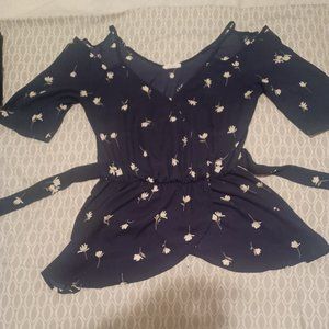 Lovely tie up short sleeve blouse floral and black size small